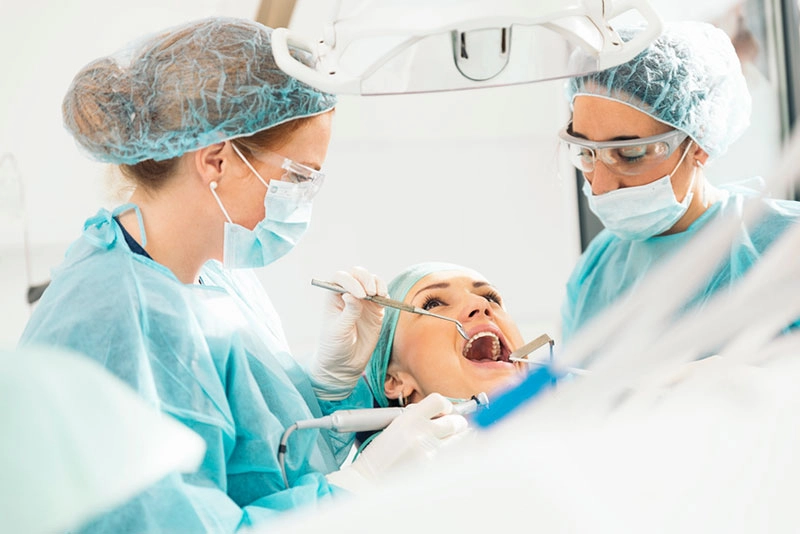 Sorriso radioso con la nostra chirurgia dentale professionale. Restaura la salute e la bellezza dei tuoi denti con i nostri servizi odontoiatrici personalizzati.